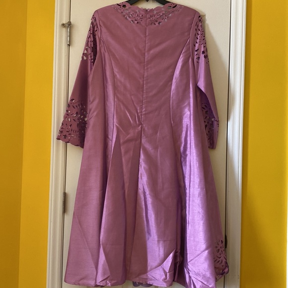 Woman’s dress size 16 with lace cut sleeves and front hem. - Picture 4 of 4